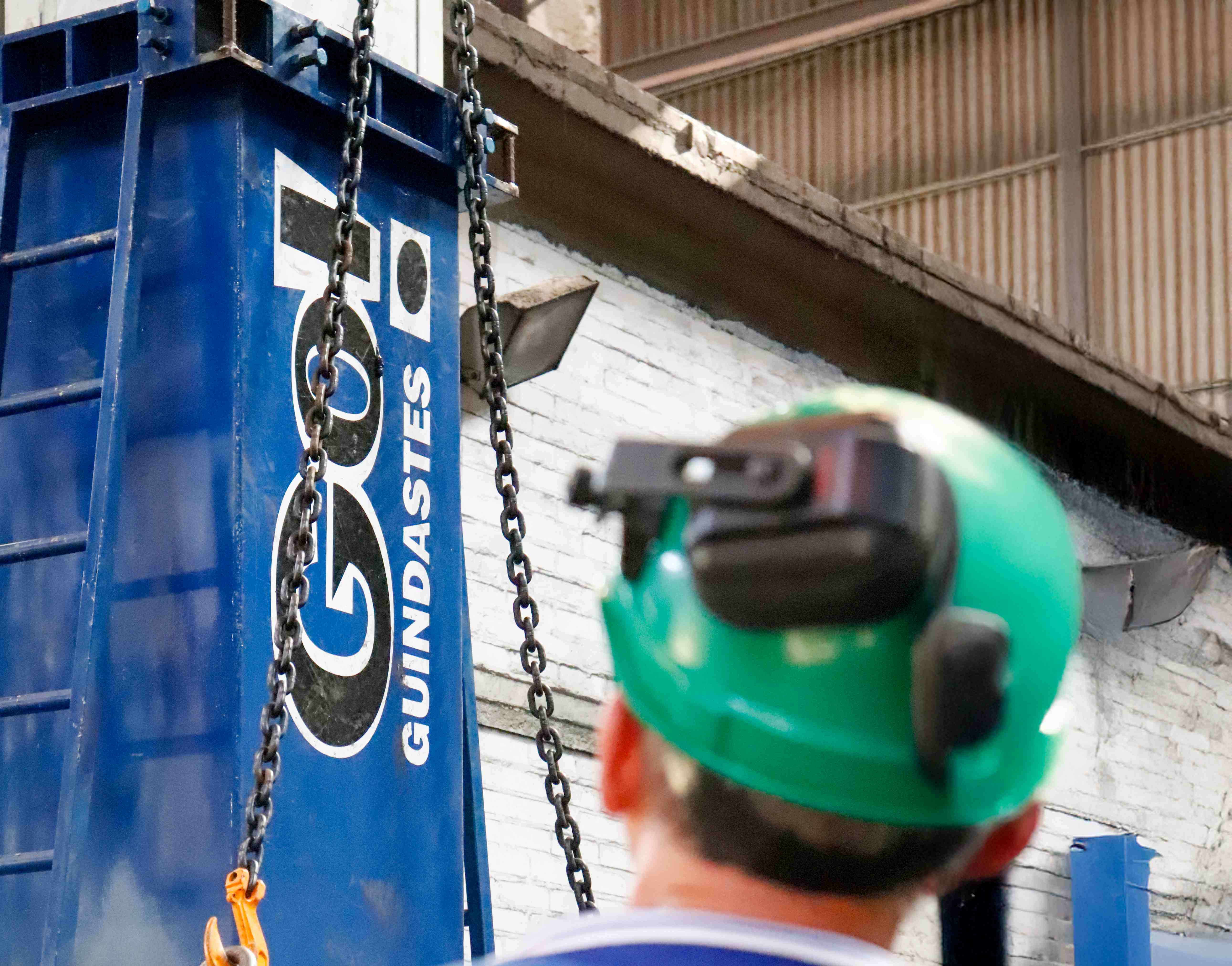 Equipamento Go Guindastes em operação com técnico supervisionando