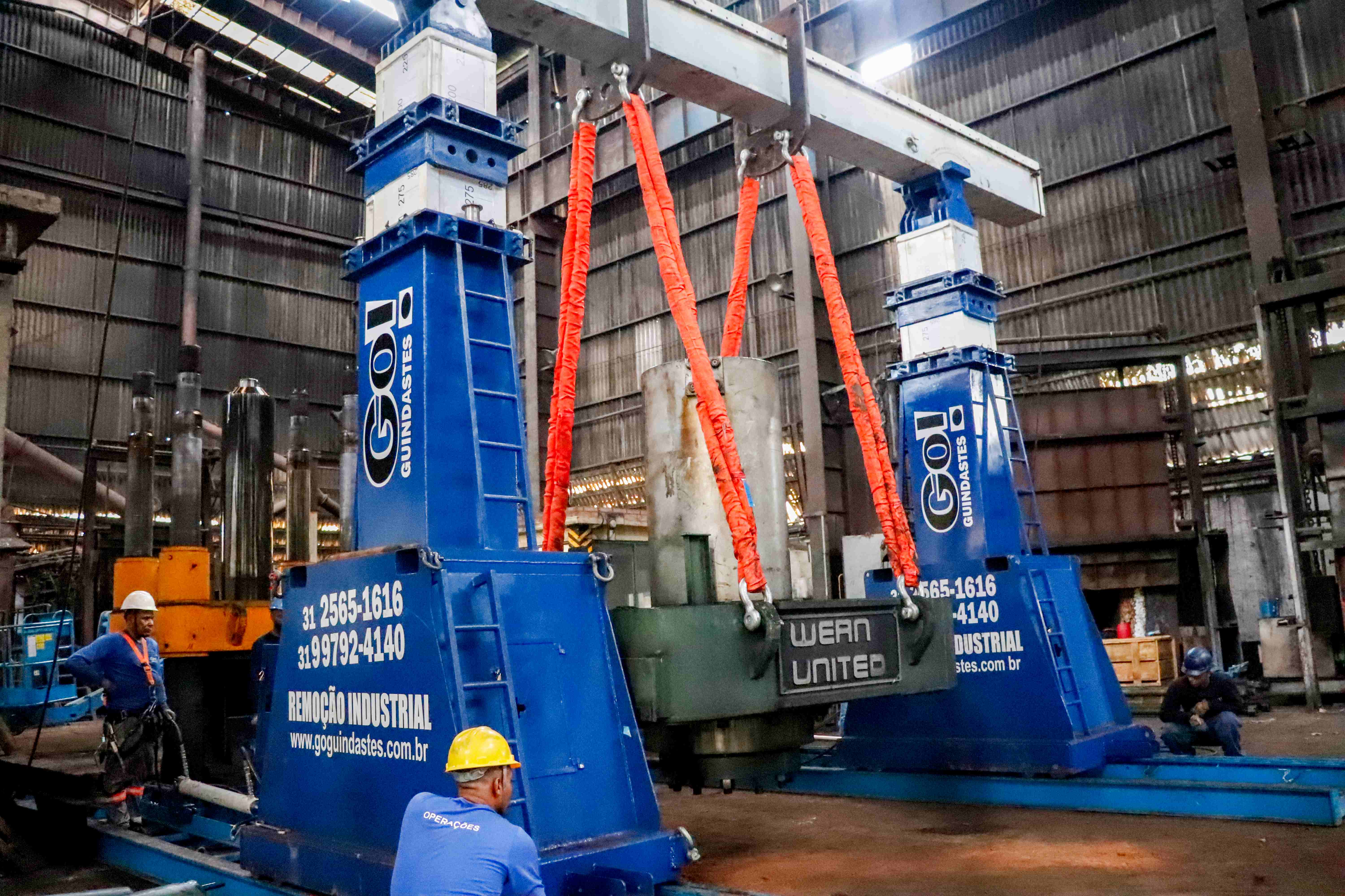 Pórtico hidráulico Go Guindastes em operação de movimentação industrial